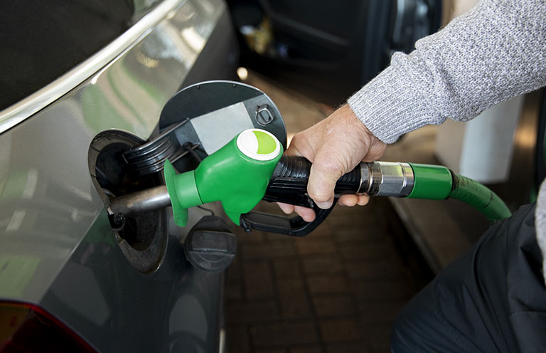E-paliwa receptą na zakaz sprzedaży aut spalinowych po 2035 roku?